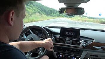 Observer assists couple fixing vehicle on roadside