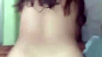 Amiga montando caballito mira como se mueve