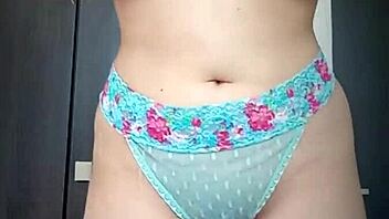 Argentinian athletic model fingers pussy outdoors