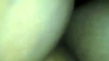 pretinha gemendo com a rola no rabo
