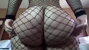 Transsexual fucks big ass quickie in motel