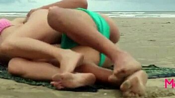 sexo em publico transando na praia