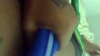 Novinho se raspa e bate punheta