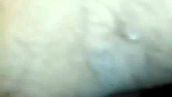 pretinha gemendo com a rola no rabo