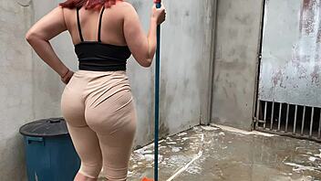 Eu nao resisti essa bunda enorme passando