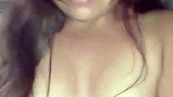 Amiga montando caballito mira como se mueve