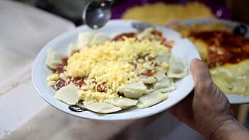 Comiendo en publico en el comedor balcarce