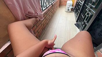 Anoche estaba paseandome en calzones por el balcon y vi a mi vecino mirando para aca asi que decidi masturbarme esta ma�ana a ver si salia y se animaba a venir me puse bien caliente de imaginar