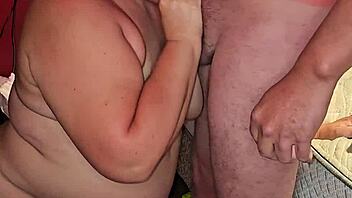 Milf cums while sucking and gets golden shower