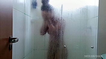 macetada de pau morena e amigo no chuveiro do motel
