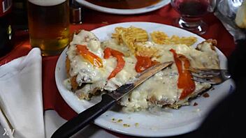 Comiendo en publico en el comedor balcarce