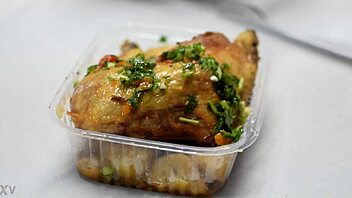Comiendo en publico en el comedor balcarce