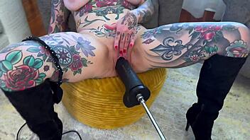 Carrie capri reaches orgasm on fuck machine