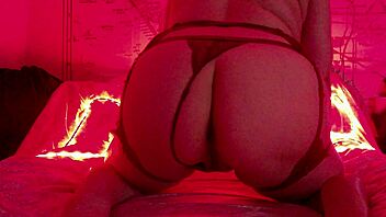 Hot milf with big sexy ass twerks and strips for machine