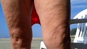 coroa gostosa tomando sol na praia de micro biquini transparente