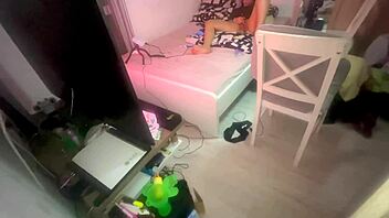 I arrive at home when my roommate viviane martix