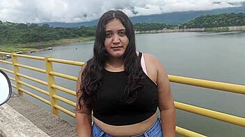 Chica abandonada por su novio es auxiliada y follada por desconocido