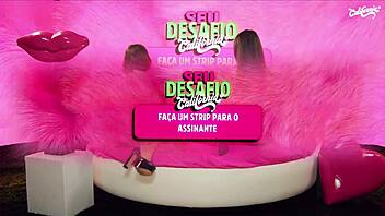 brincando na cama duas morenas gostosas usando vibrador e dildo juntas