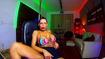 morena safada ditando o que você deve fazer enquanto ela se toca