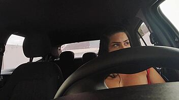 Contos no carro morena rabuda levou porra no banco de trás