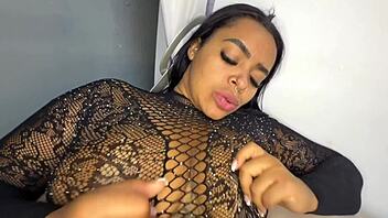 Curvy latina shakes ass on sofa after trip