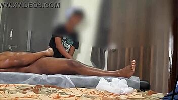 DICK FLASHING TO MASSAGE LADY IN THAILAND