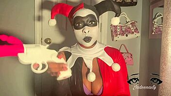 using a gun to squirt harley quinn cosplay toy review