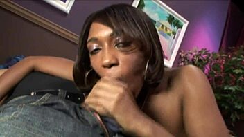 Sexy ebony slut tries double penetration first