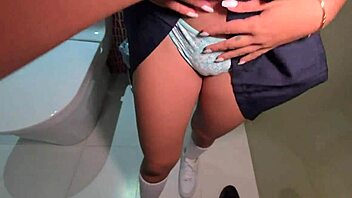 alumna folla en el baño del colegio con su profesor