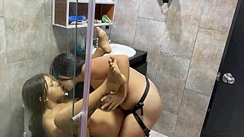Sexo lesbico le follo el coño de mi hijastra